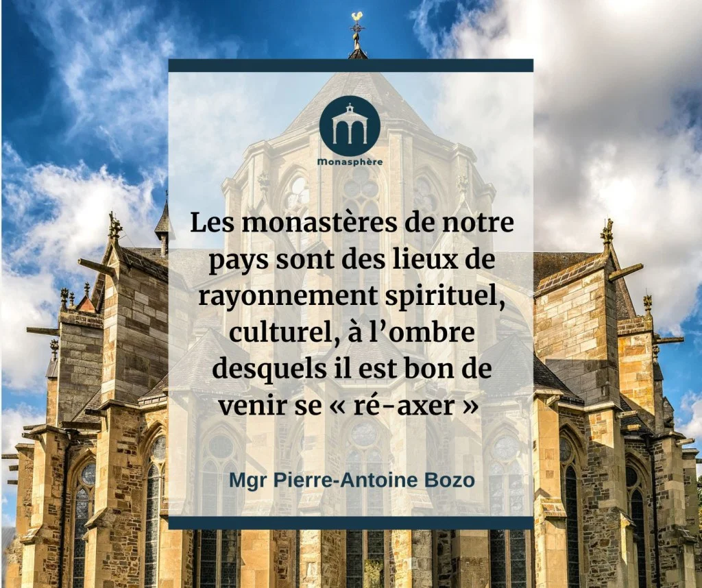 Visuel promotionnel de Monasphère superposant un encadré de texte sur une vue de l'abbaye Saint-Pierre-Saint-Paul de Solignac. Le texte cite Mgr Pierre-Antoine Bozo : « Les monastères de notre pays sont des lieux de rayonnement spirituel, culturel, à l'ombre desquels il est bon de venir se “ré-axer” ».