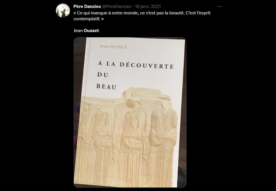 Capture d&rsquo;écran d&rsquo;un publication de Père Danziec sur Twitter, datée du 16 janvier 2021. Le message cite l&rsquo;auteur Jean Ousset : « Ce qui manque à notre monde, ce n&rsquo;est pas la beauté. C&rsquo;est l&rsquo;esprit contemplatif. ». En dessous figure la photographie de la couverture du livre de Jean Ousset intitulé <em>À la découverte du beau</em>, illustrée par un bas-relief en pierre représentant des figures antiques sculptées.