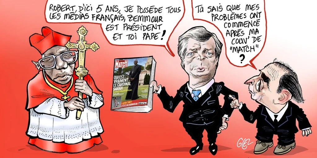 Dessin de presse satirique signé Glez sur fond rouge, représentant le cardinal Robert Sarah, Vincent Bolloré et Éric Zemmour. À gauche, le cardinal Sarah en tenue ecclésiastique tient une croix dorée. Au centre, Vincent Bolloré lui montre un exemplaire du magazine Paris Match avec le cardinal en couverture et déclare : « Robert, d&rsquo;ici 5 ans, je possède tous les médias français, Zemmour est président et toi pape ! ». À droite, Éric Zemmour lui touche le bras en lui demandant : « Tu sais que mes problèmes ont commencé après ma couv&rsquo; de &ldquo;Match&rdquo; ? ».
