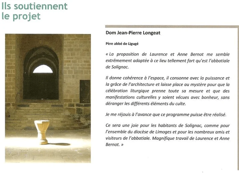 Extrait de document intitulé « Ils soutiennent le projet » présentant le témoignage de soutien de Dom Jean-Pierre Longeat, Père abbé de Ligugé, en faveur du projet d&rsquo;aménagement de l&rsquo;abbatiale de Solignac porté par Laurence et Anne Bernot. À gauche, une photo montre un bénitier éclairé par une lumière rasante dans le chœur de l&rsquo;abbaye.