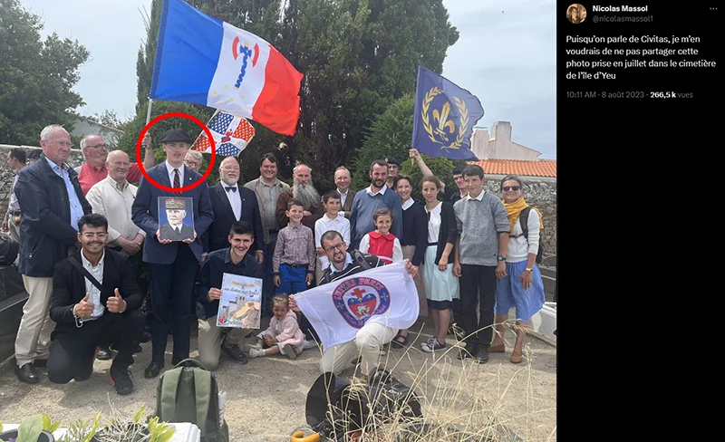Capture d'écran d'une publication X de l'Action Française - Limoges montrant quatre militants devant l'entrée d'une église à Limoges tenant des exemplaires du journal L'Insurgé. L'un d'eux, encerclé en rouge à droite, porte un béret et un imperméable.