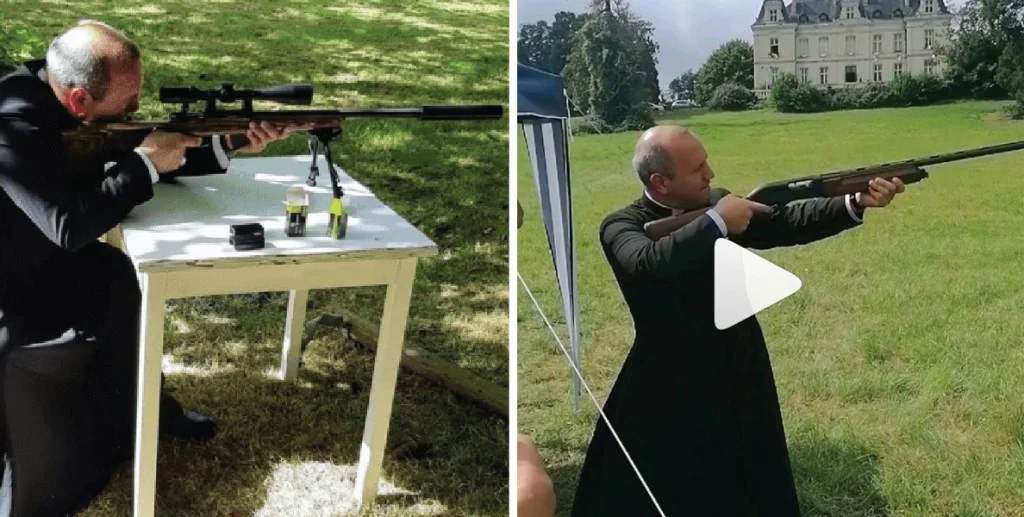 Deux images juxtaposées montrant le abbé Matthieu Raffray en soutane s&rsquo;entraînant au tir : à gauche, assis à une table blanche dans un jardin en visant avec une carabine à lunette ; à droite, debout dans une propriété devant un château, visant vers le ciel avec un fusil de chasse.