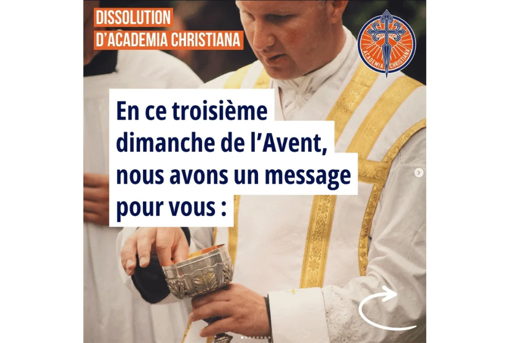Visual de publication Instagram d&rsquo;Academia Christiana sur fond du prêtre Alban Denis célébrant la messe et tenant un calice, avec les mentions « DISSOLUTION D&rsquo;ACADEMIA CHRISTIANA » et un message s&rsquo;adressant aux fidèles le troisième dimanche de l&rsquo;Avent.