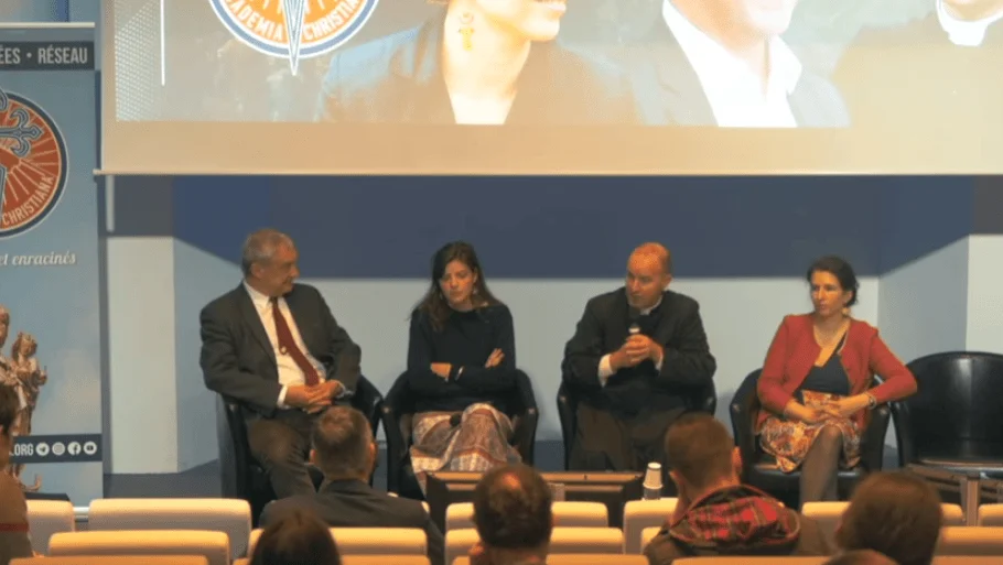 Table ronde organisée par Academia Christiana réunissant quatre intervenants assis sur scène, dont le prêtre Alban Denis s&rsquo;exprimant au micro.
