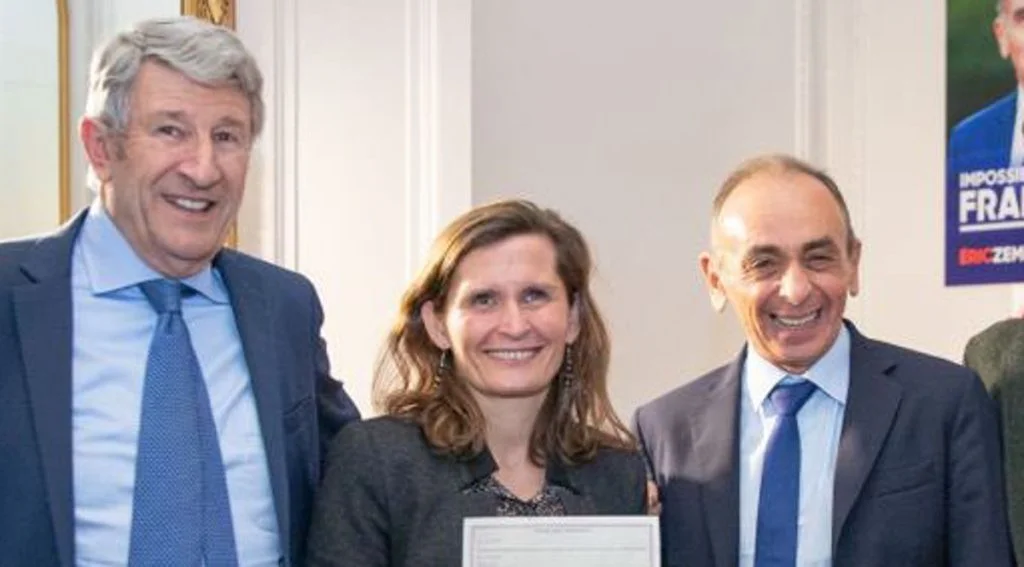 Eléonore Revel entourée de Philippe De Villiers et Éric Zemmour.
