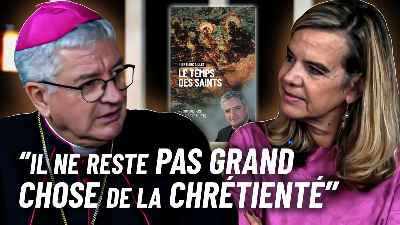 Monseigneur Marc Aillet en tenue épiscopale échangeant lors d&rsquo;un entretien avec la journaliste Gabrielle Cluzel, avec la couverture de son livre « Le Temps des saints » au centre et la citation « Il ne reste pas grand chose de la chrétienté » en amorce.