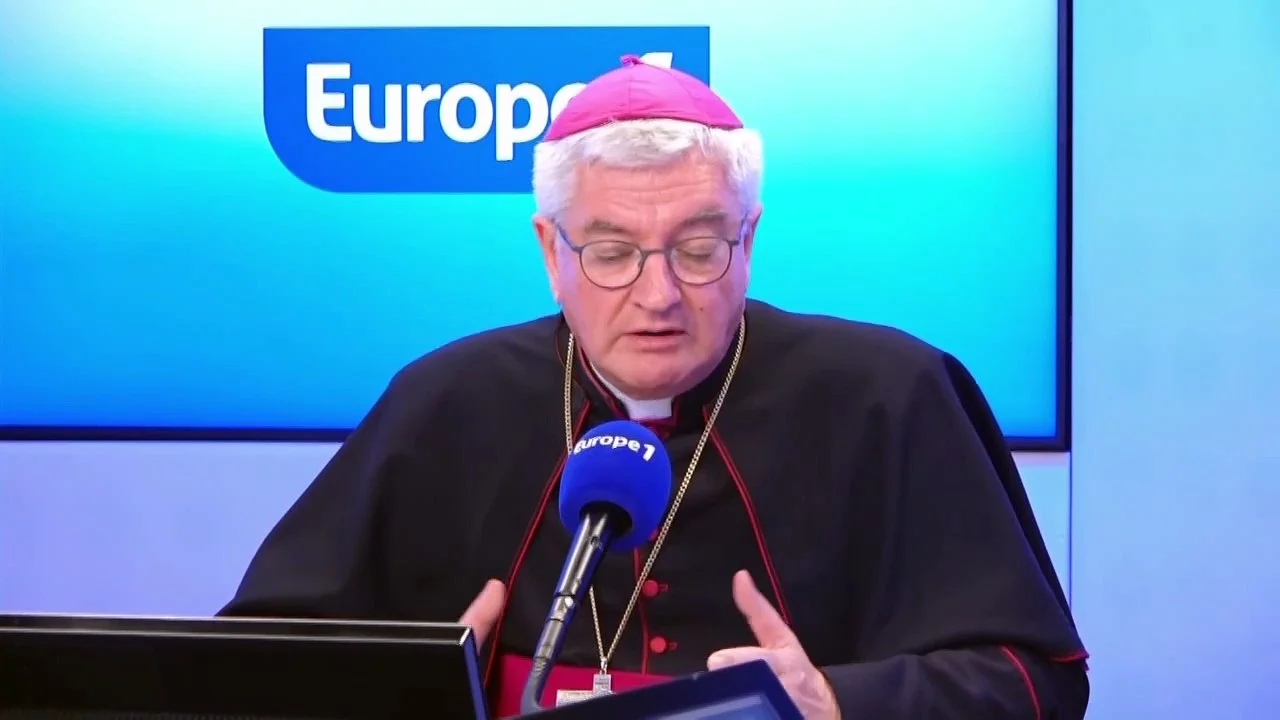 Monseigneur Marc Aillet en tenue épiscopale, s&rsquo;exprimant au micro dans le studio de la radio Europe 1.