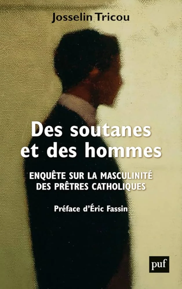 Couverture du livre « Des soutanes et des hommes » par Josselin Tricou, aux éditions PUF, montrant l&rsquo;ombre de profil d&rsquo;un homme en tenue sombre sur fond clair.