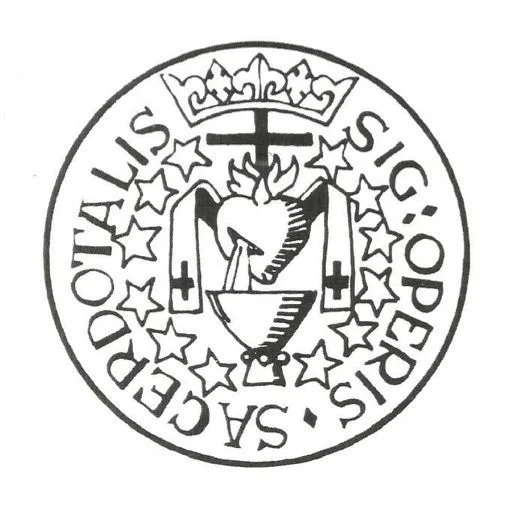 Sceau circulaire de l&rsquo;Opus Sacerdotale figurant le Sacré-Cœur surmontant un chalice, entouré d&rsquo;étoiles, d&rsquo;une étole ecclésiastique et d&rsquo;une couronne, avec l&rsquo;inscription « SIG. OPERIS SACERDOTALIS ».