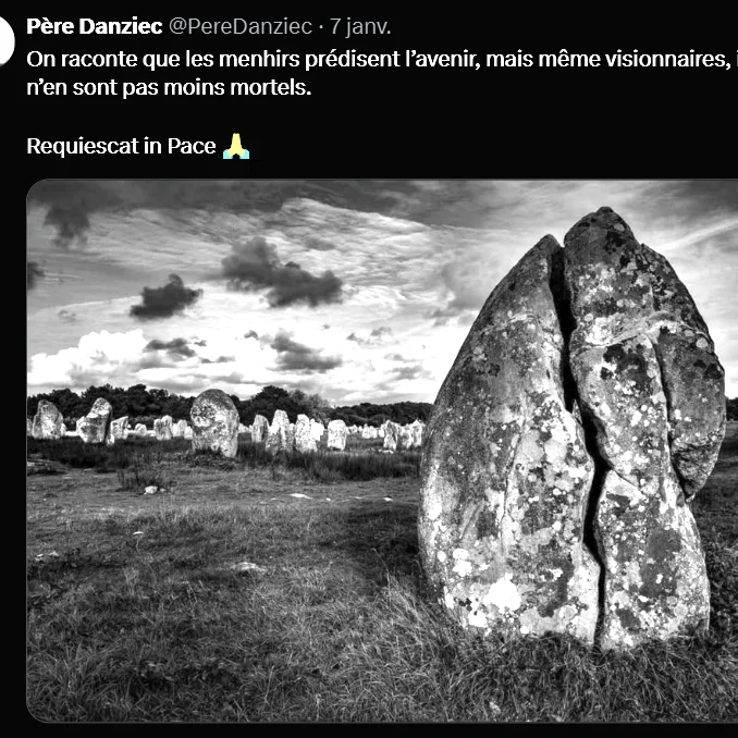 Capture d&rsquo;une publication X du compte Père Danziec montrant un alignement de menhirs en noir et blanc sous un ciel nuageux.