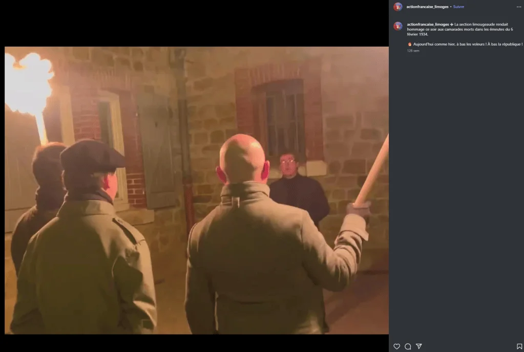 Rassemblement nocturne devant un bâtiment en pierre de personnes tenant une torche enflammée, extrait d'une publication Instagram.